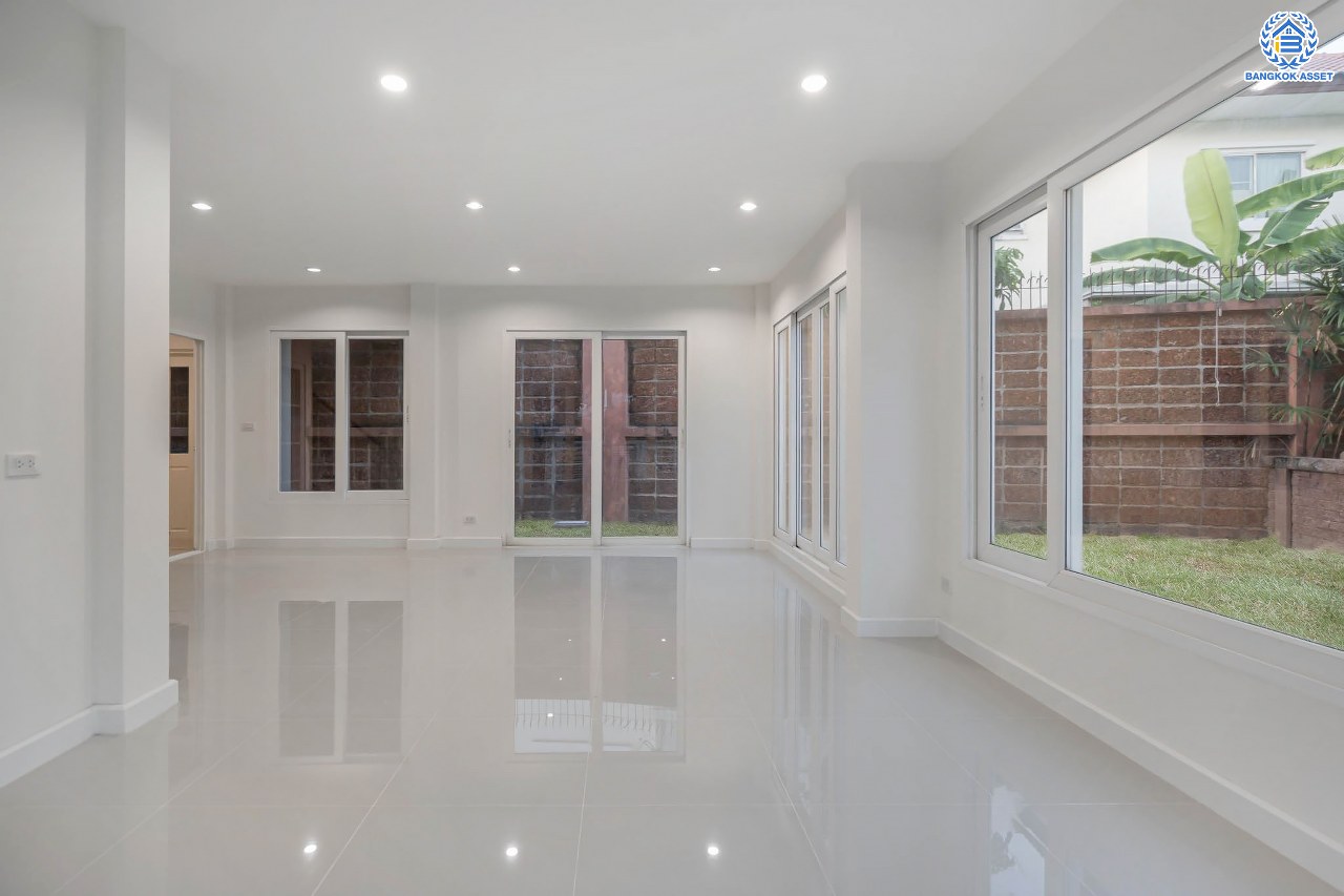 บ้านมือสองตกแต่งใหม่ โครงการ คาซ่าวิลล์ ราชพฤกษ์-รัตนาธิเบศร์2 แบรนด์ Q.House ต่อเติมครบพร้อมเข้าอยู่ เนื้อที่ 53.2 ตร.ว. ฟังก์ชันจัดเต็ม 3 ห้องนอน 3 ห้องน้ำ จอดรถได้ 2 คัน บนทำเลศักยภาพ ติดถนนราชพฤกษ์ และเพียง 10 นาทีถึงรถไฟฟ้า "สถานีบางรักน้อยท่าอิฐ"